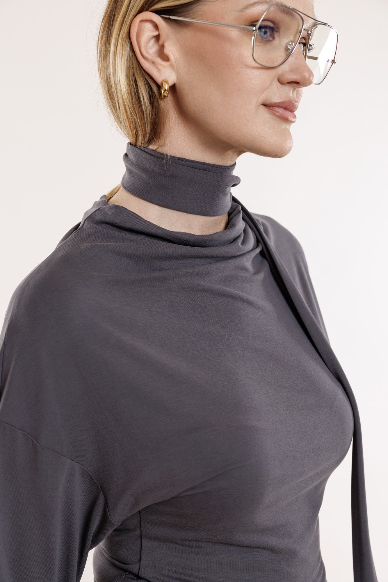 Elegants trikotāžas tops ar garām piedurknēm