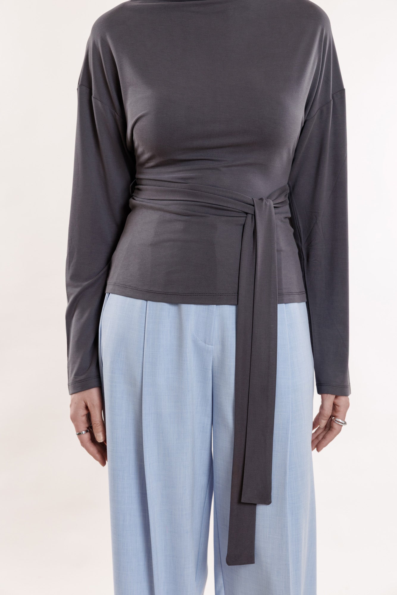 Elegants trikotāžas tops ar garām piedurknēm