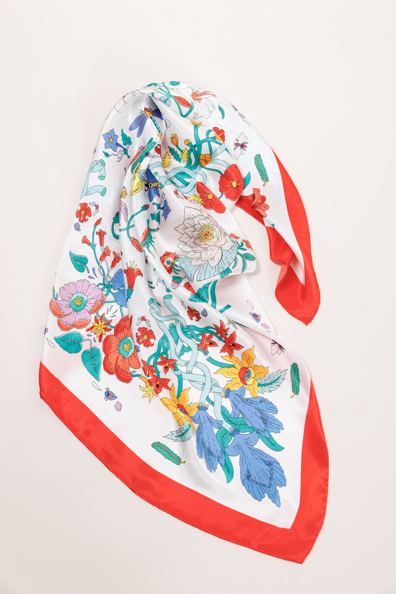 Zīda lakats ar sarkano maliņu