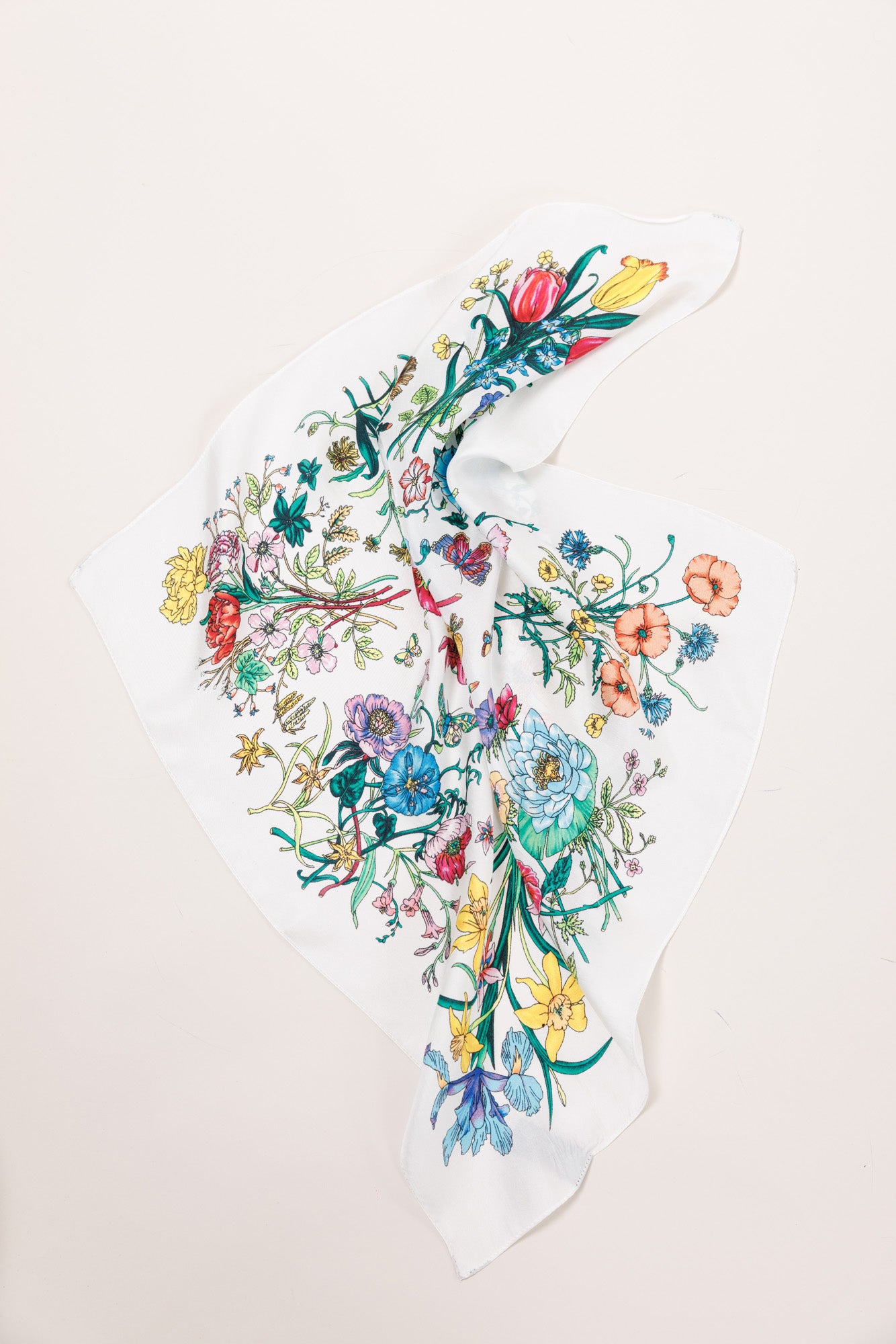 Baltais zīda lakatiņš