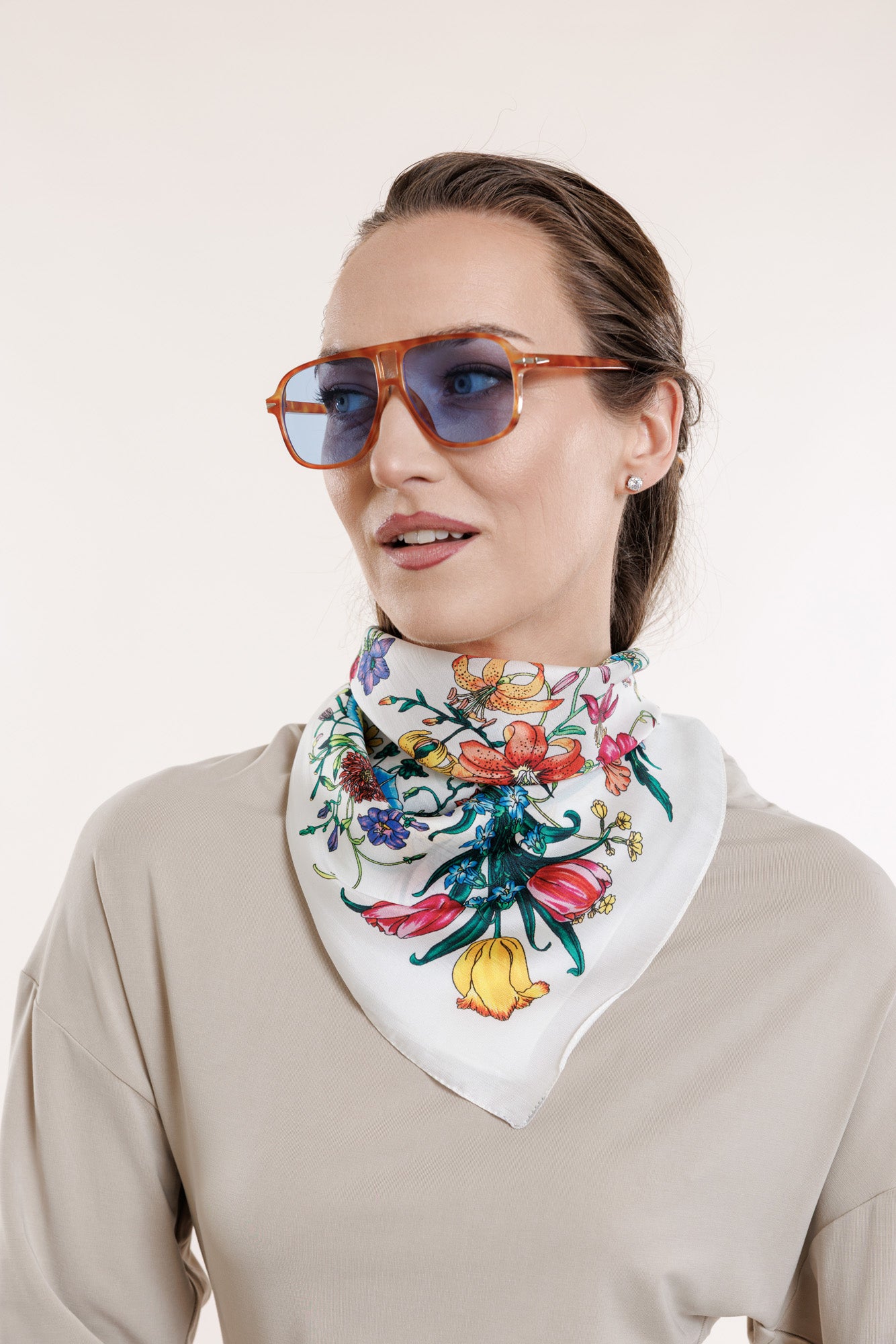 Baltais zīda lakatiņš