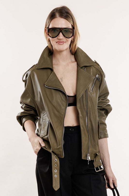 Ādas jaka olīvu tonī