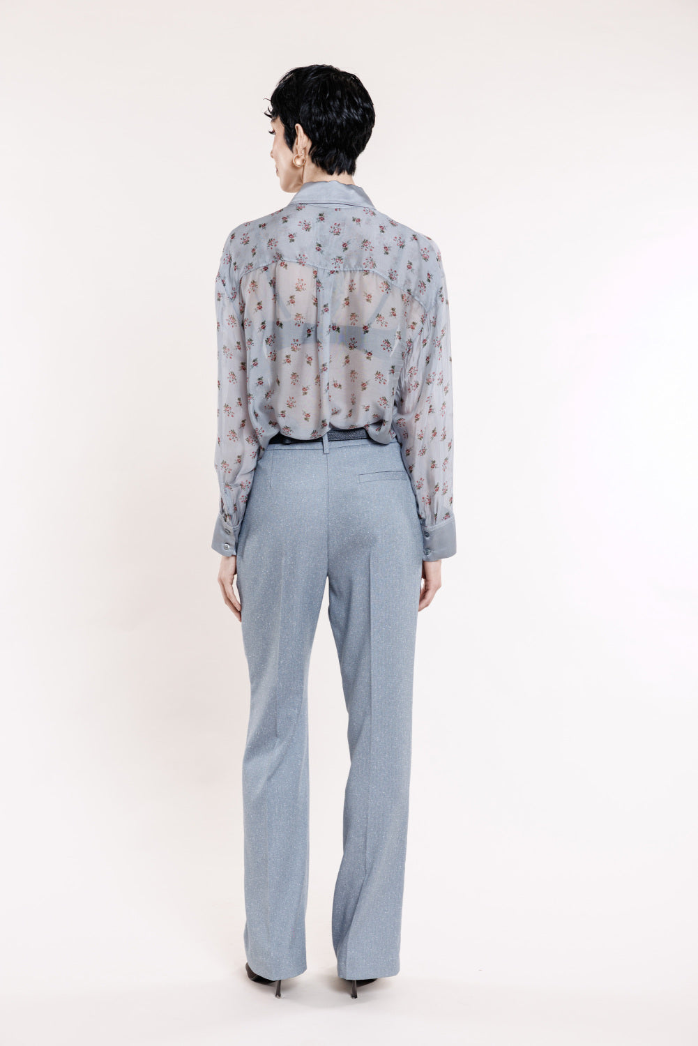 Gaiši zilas bikses ar mazu graudiņu