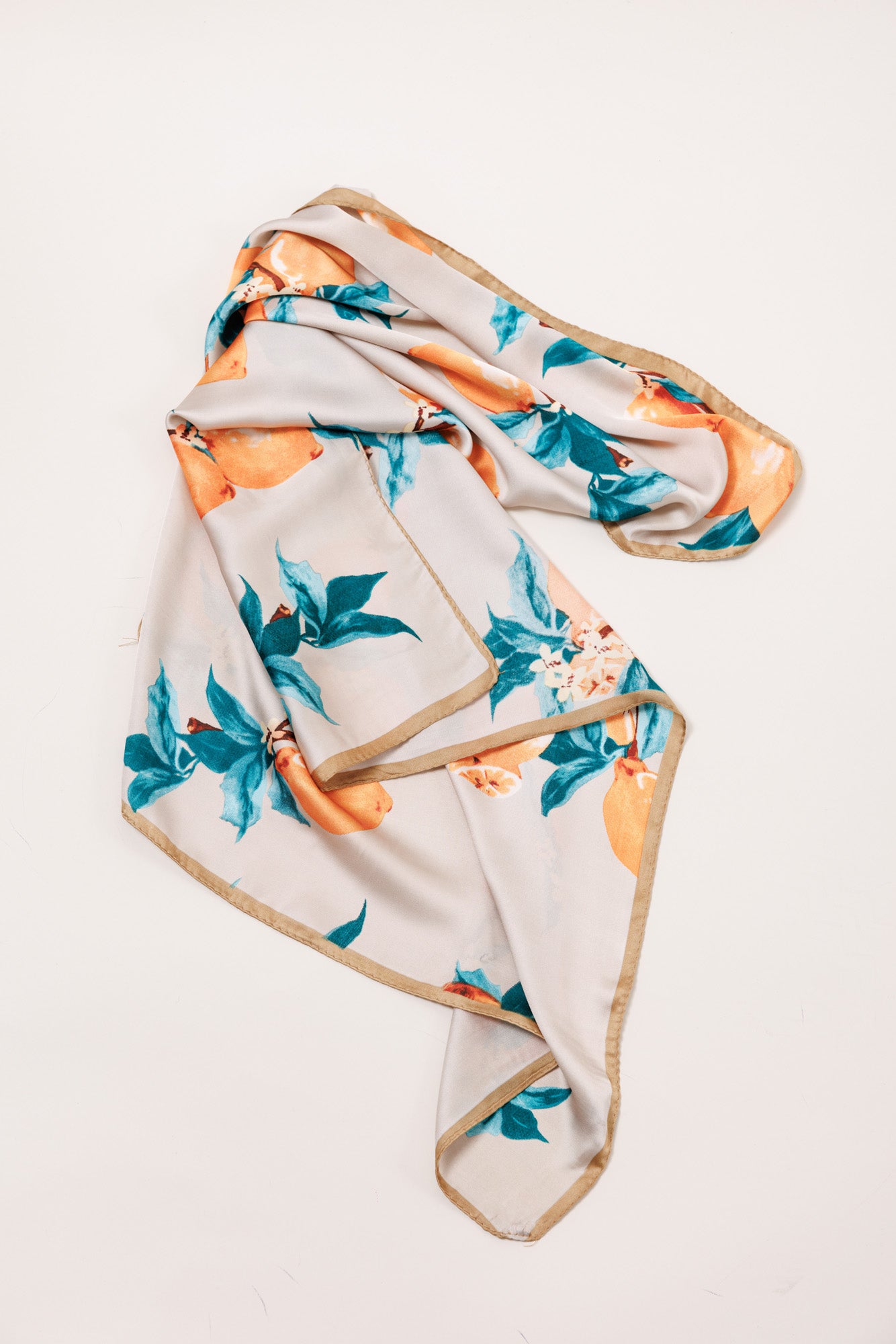 Shawl with oranges