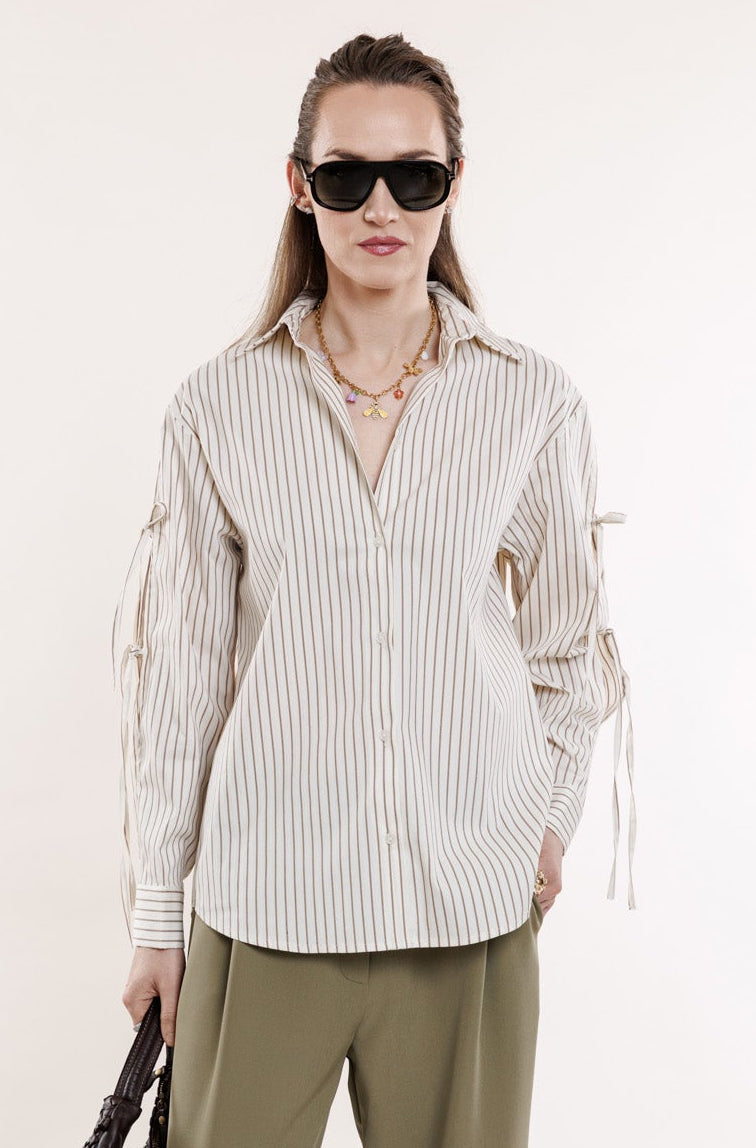 Kokvilnas krekls ar sasienamām piedurknēm