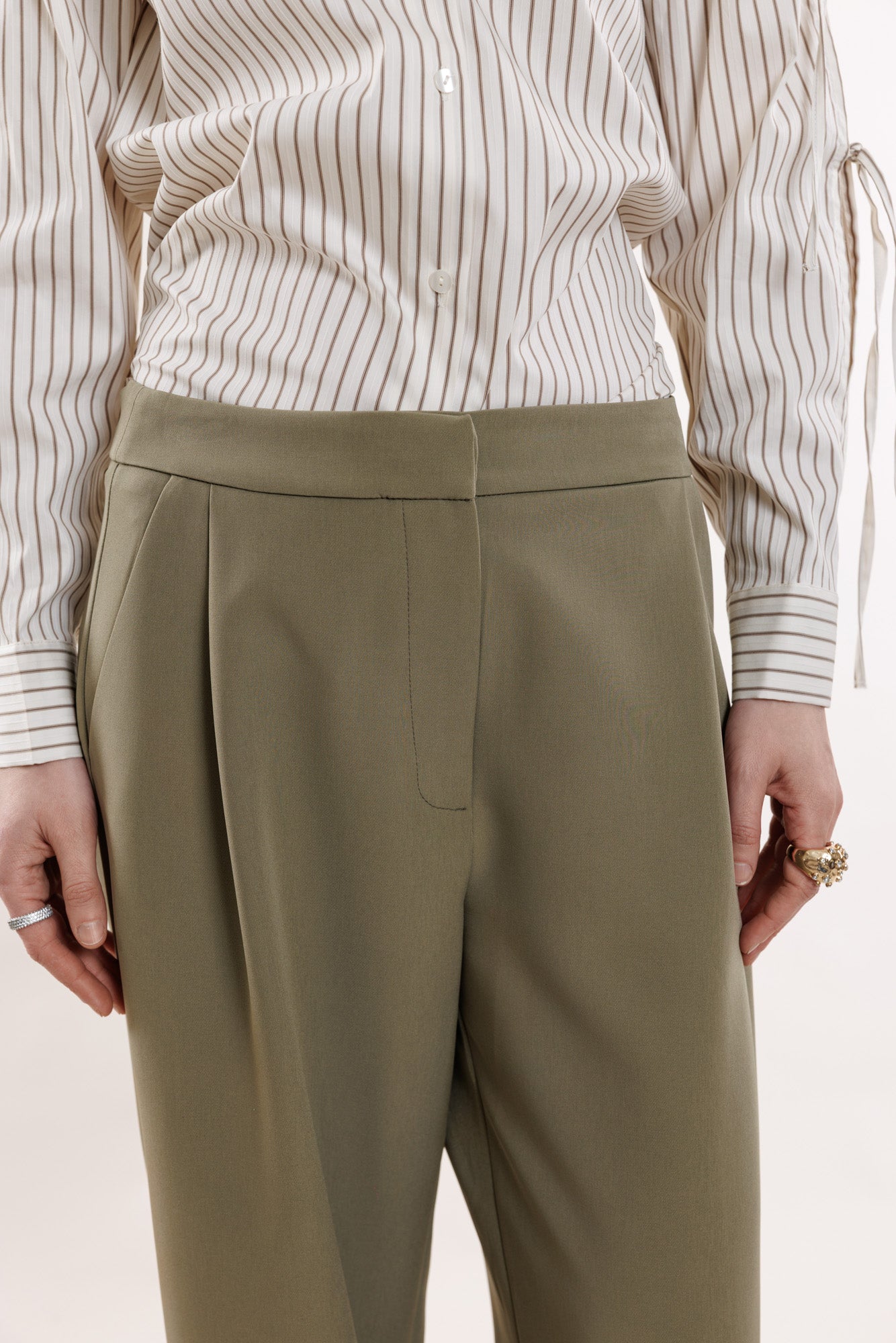 Salvijas toņa bikses ar kabatām