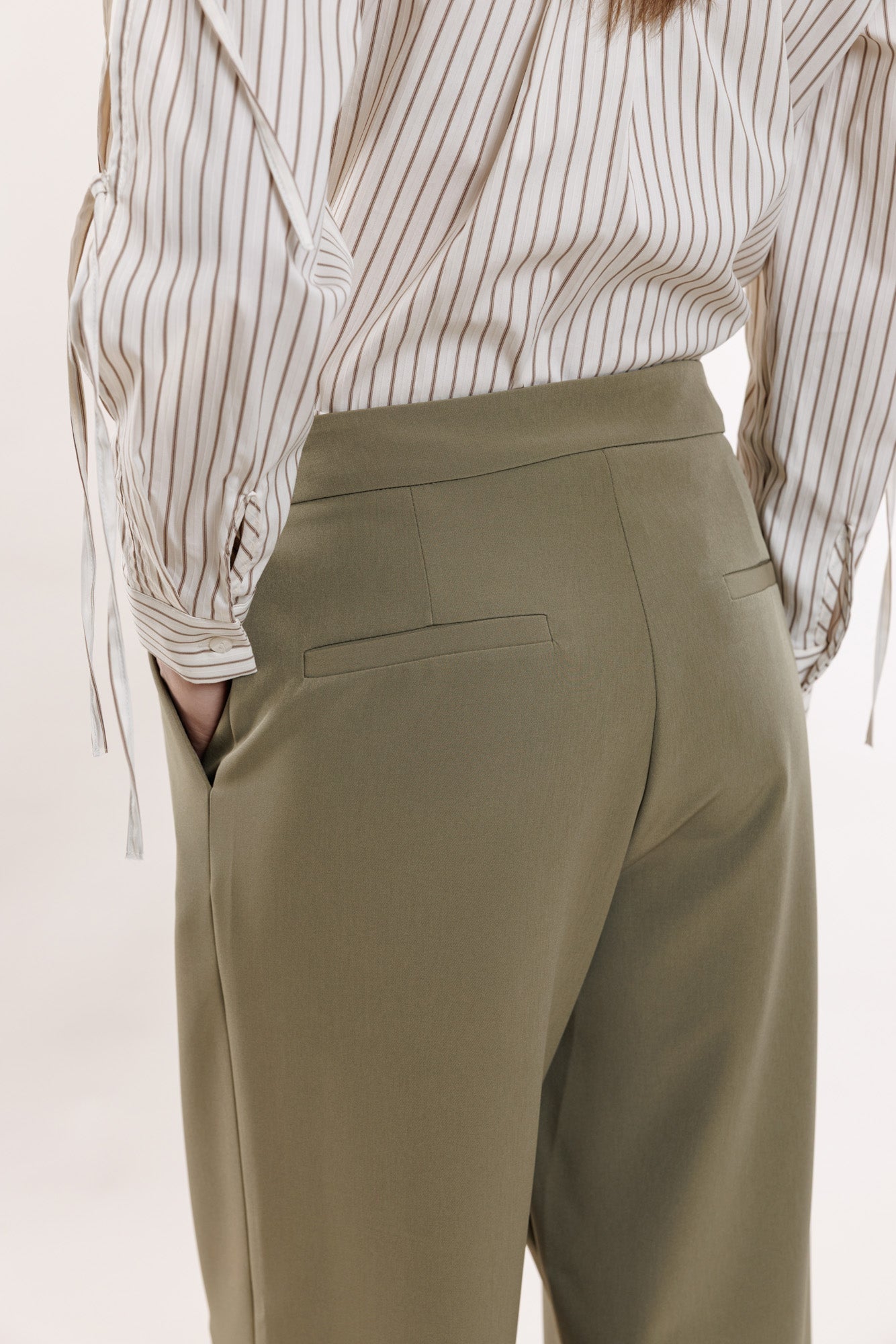 Salvijas toņa bikses ar kabatām