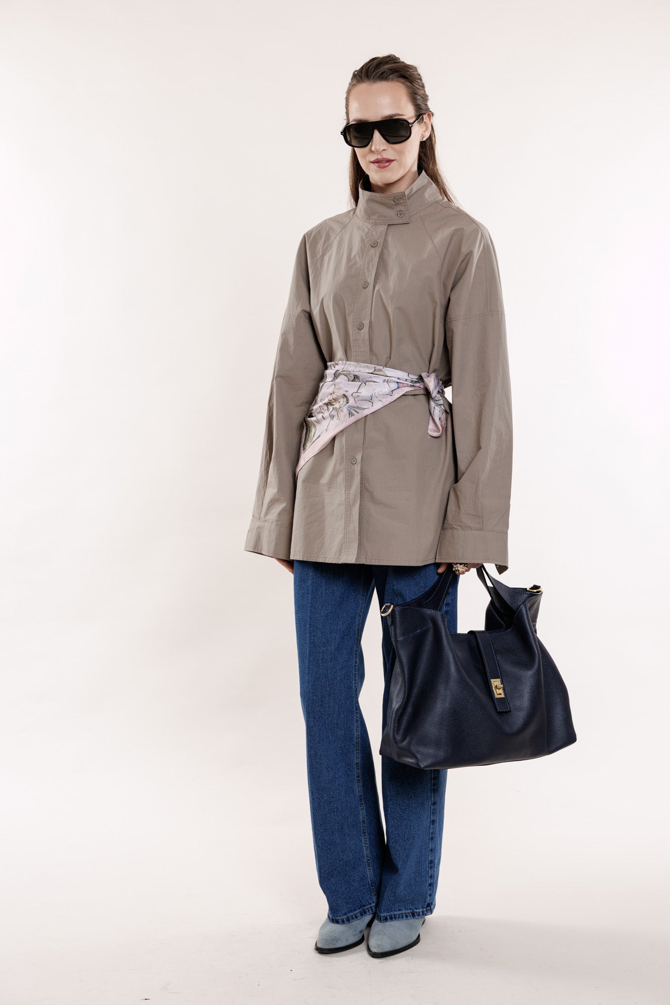 Kokvilnas krekls ar tievo jostiņu un pogām