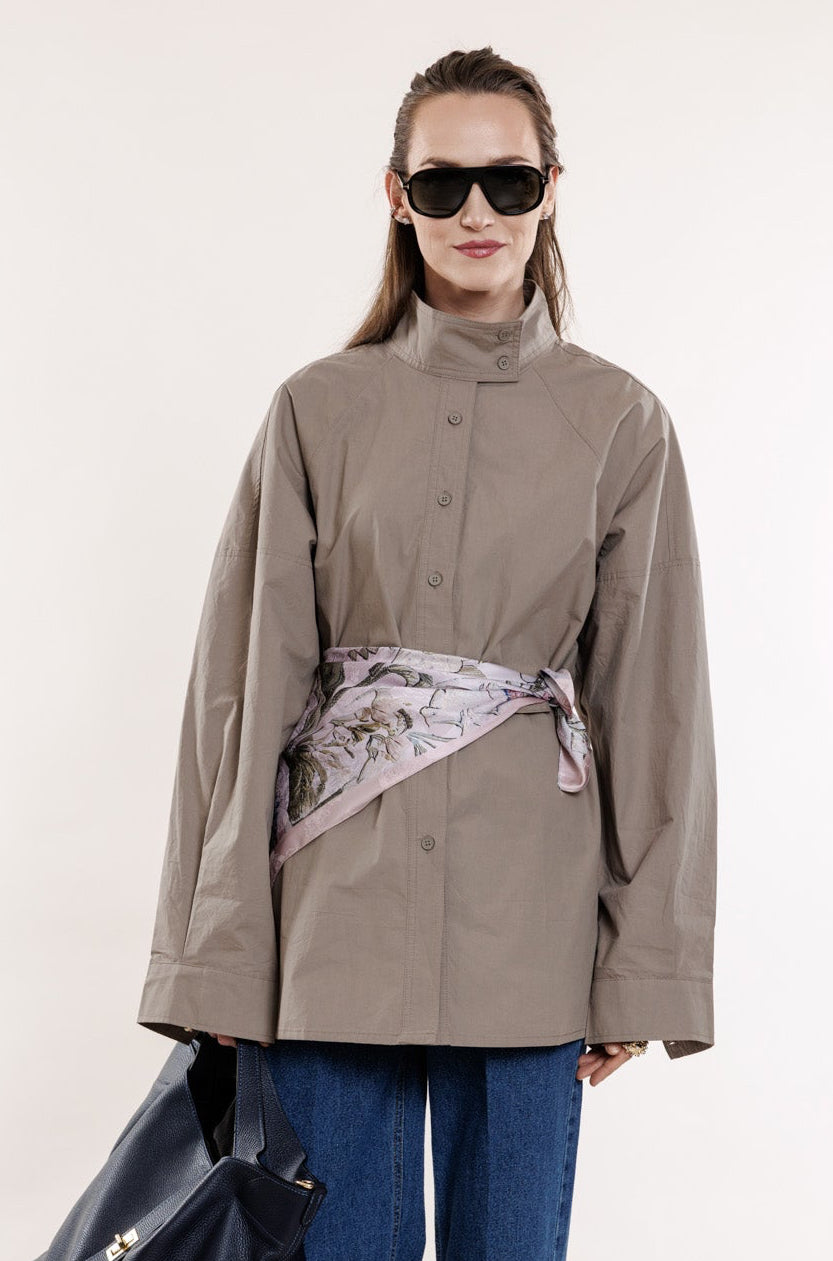 Kokvilnas krekls ar tievo jostiņu un pogām