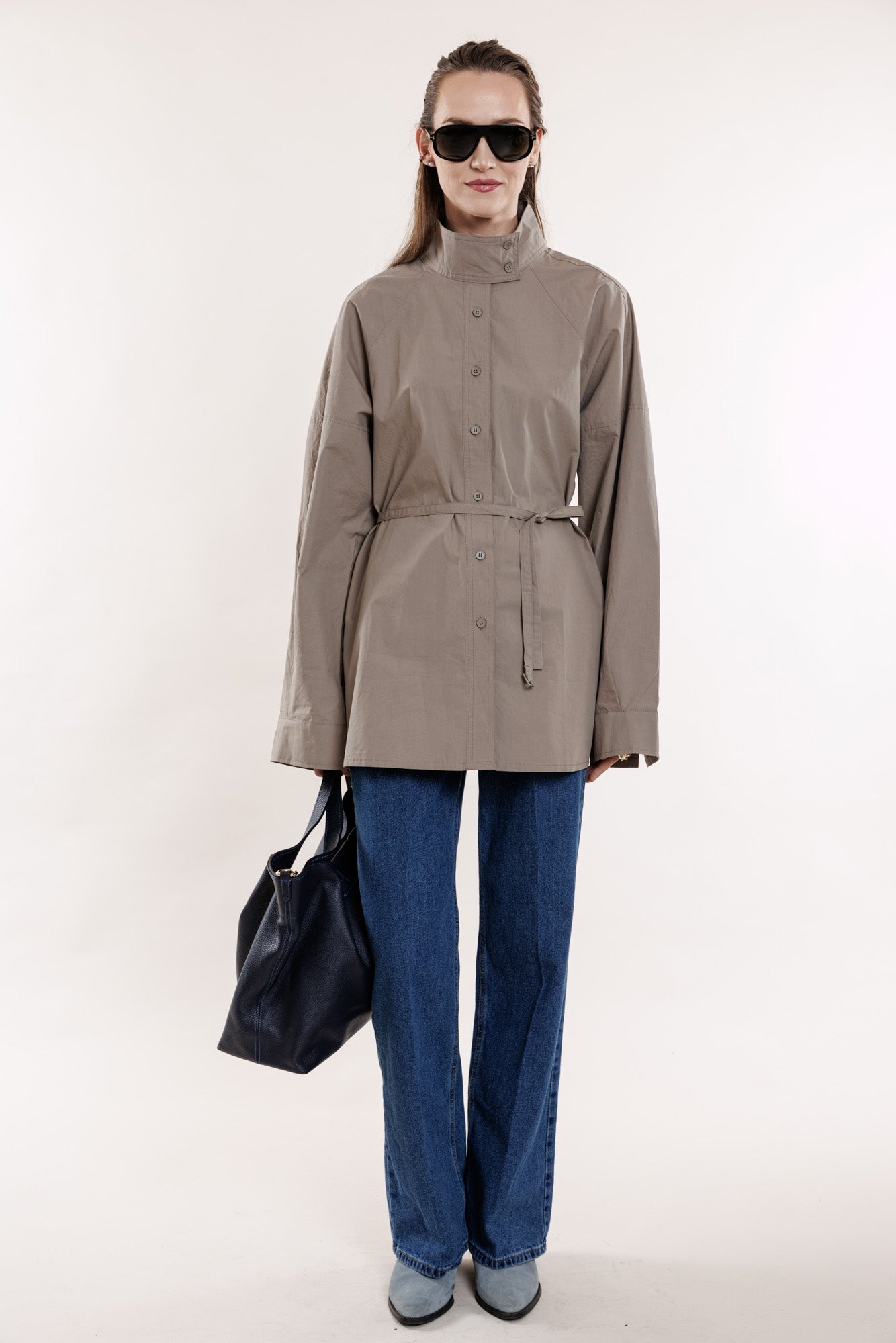 Kokvilnas krekls ar tievo jostiņu un pogām