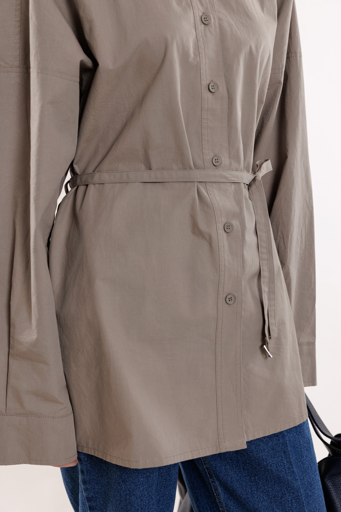 Kokvilnas krekls ar tievo jostiņu un pogām