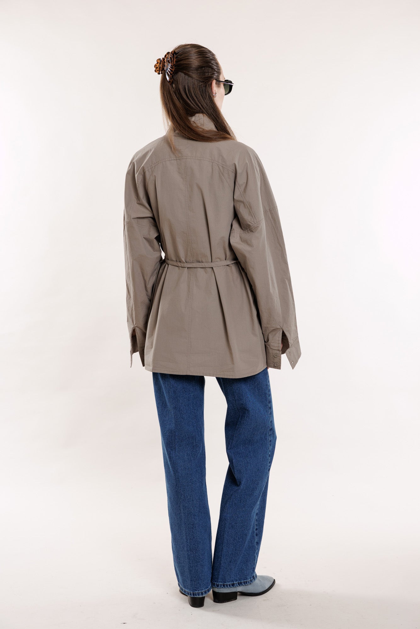 Kokvilnas krekls ar tievo jostiņu un pogām