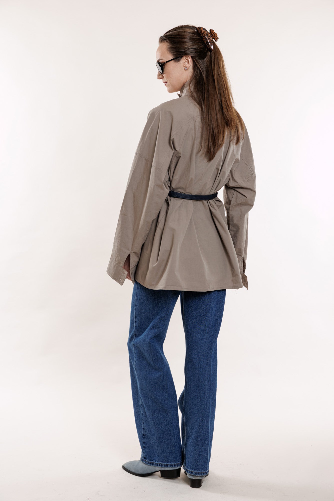 Kokvilnas krekls ar tievo jostiņu un pogām