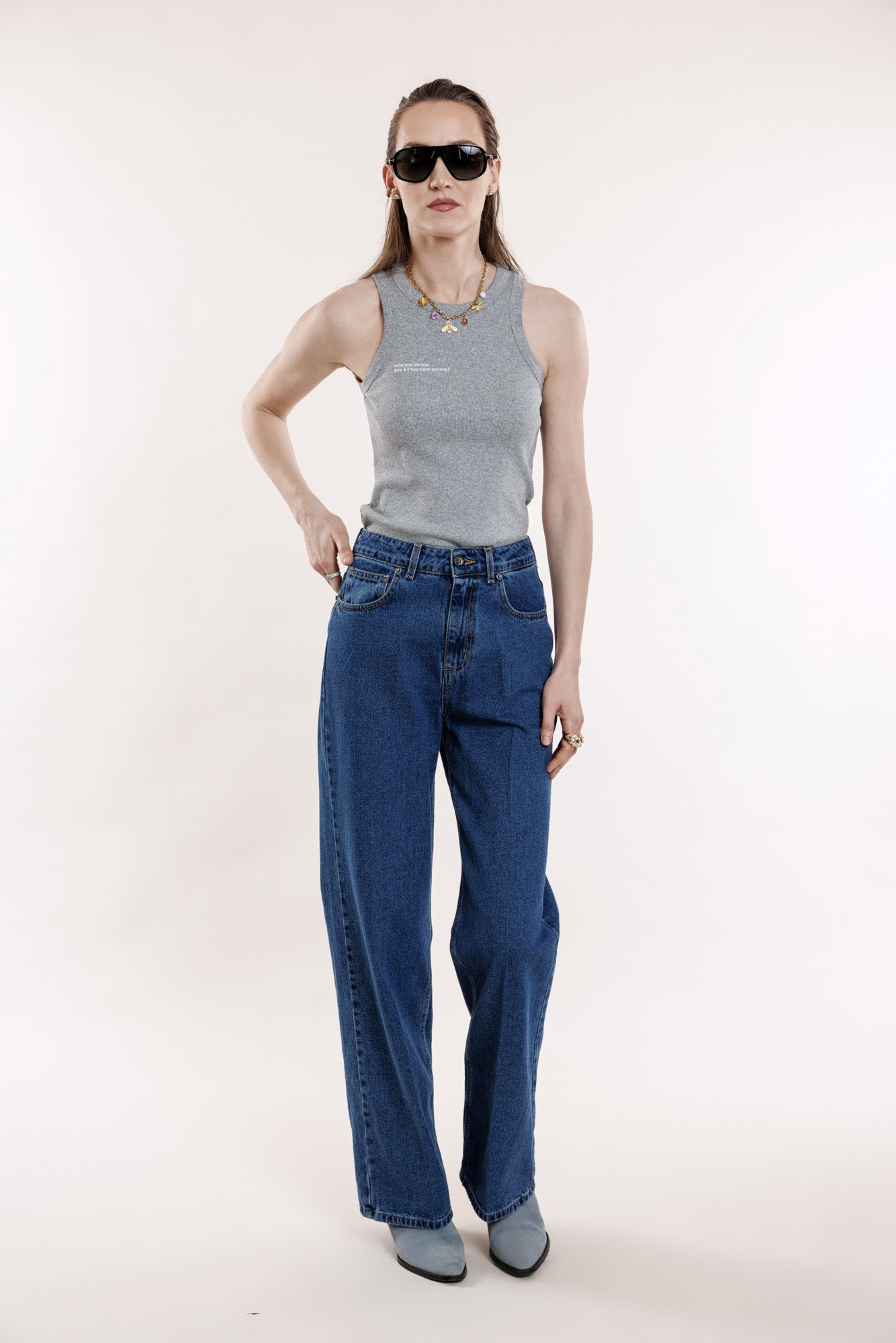 Vidēji zilas džinsas ar bukti