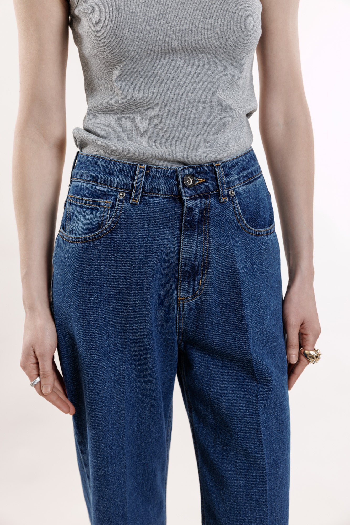 Vidēji zilas džinsas ar bukti