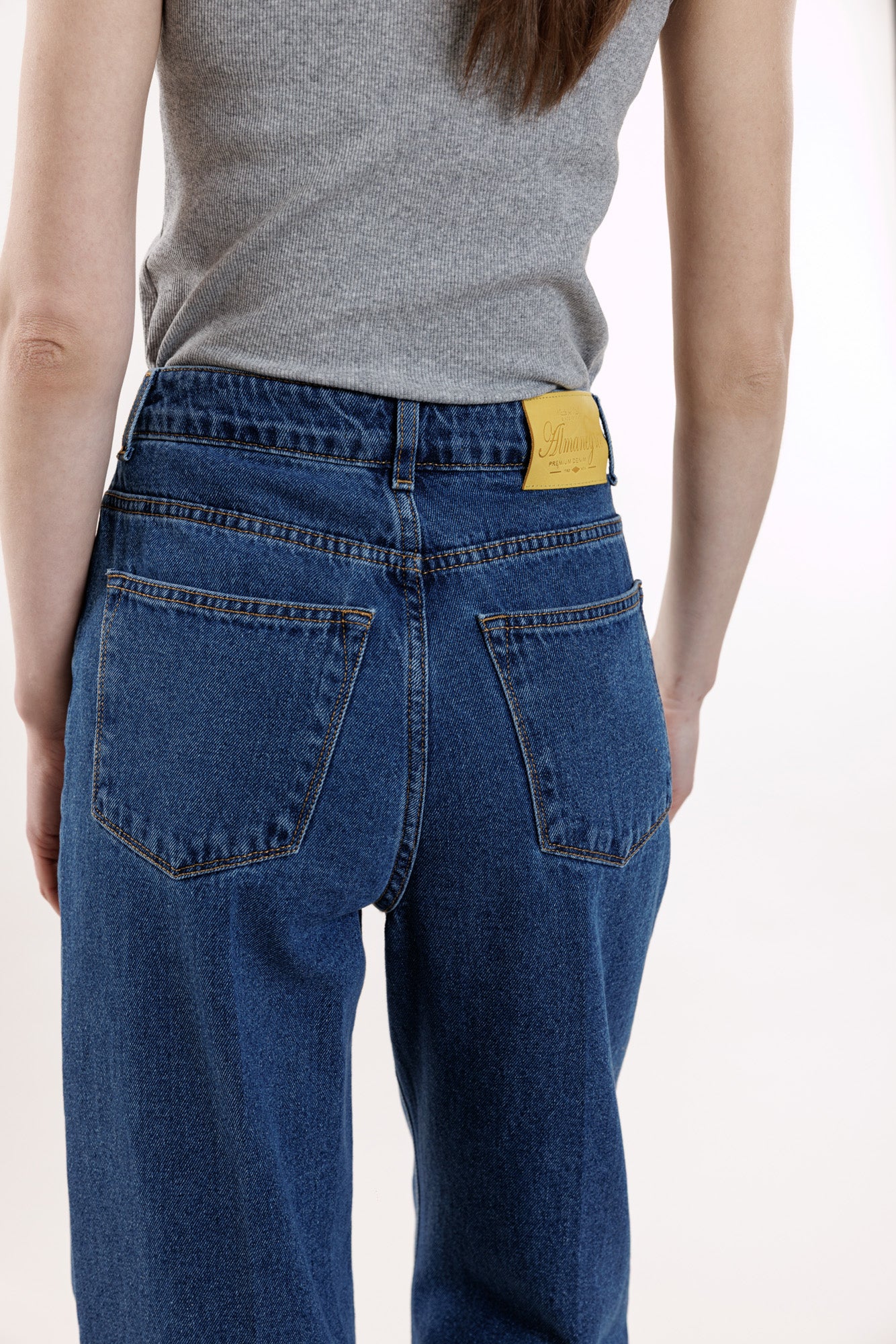 Vidēji zilas džinsas ar bukti