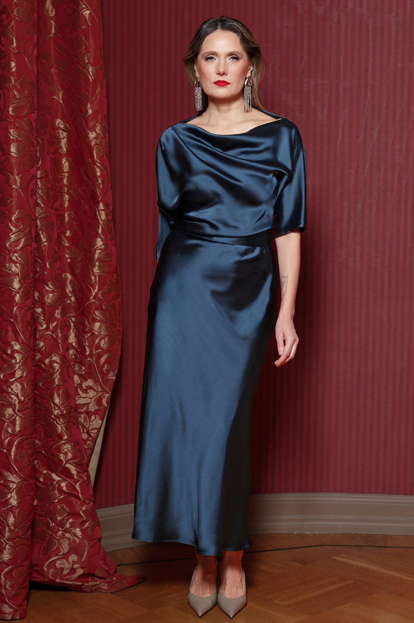 Atlasa vakarkleita zilzaļā tonī