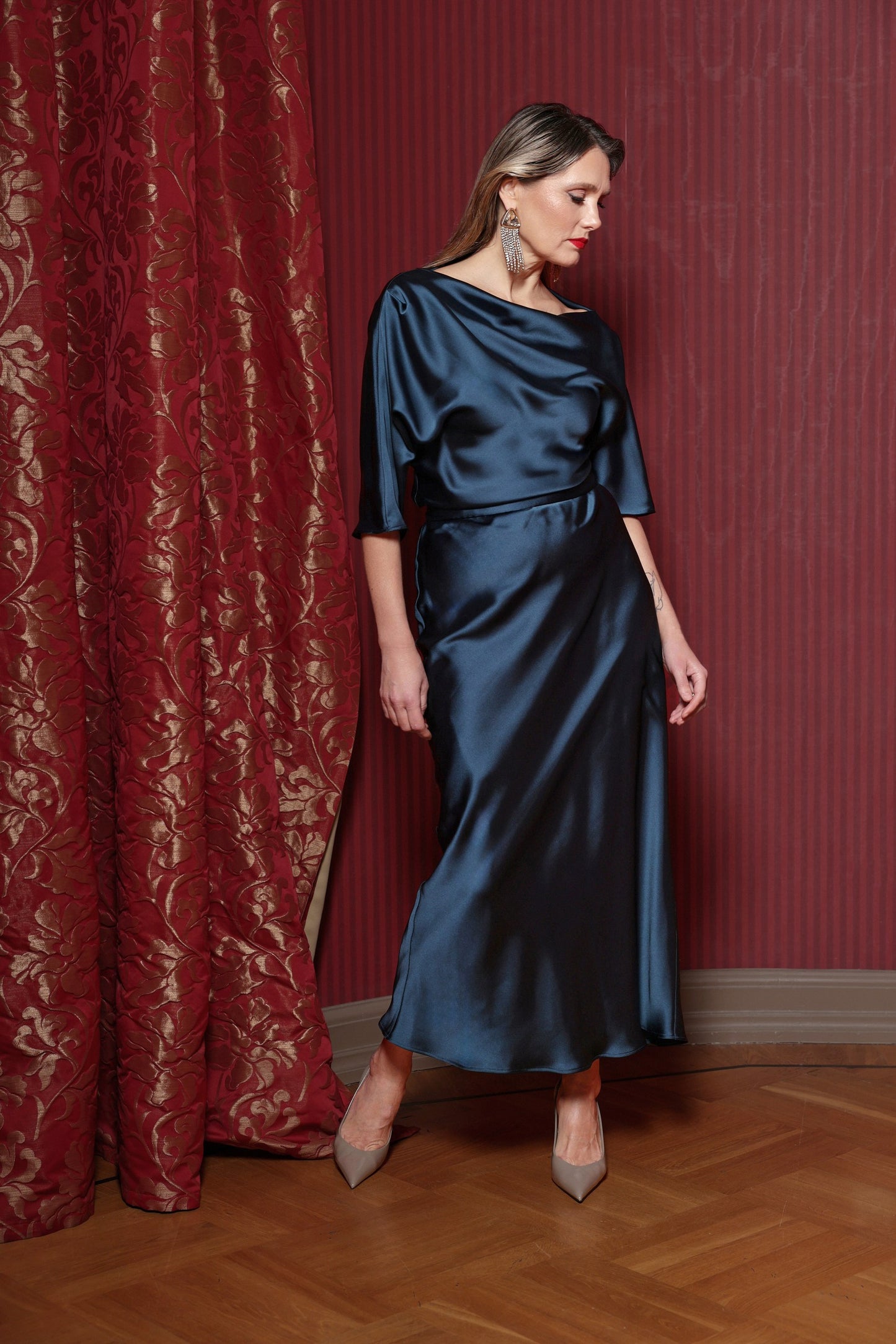 Atlasa vakarkleita zilzaļā tonī