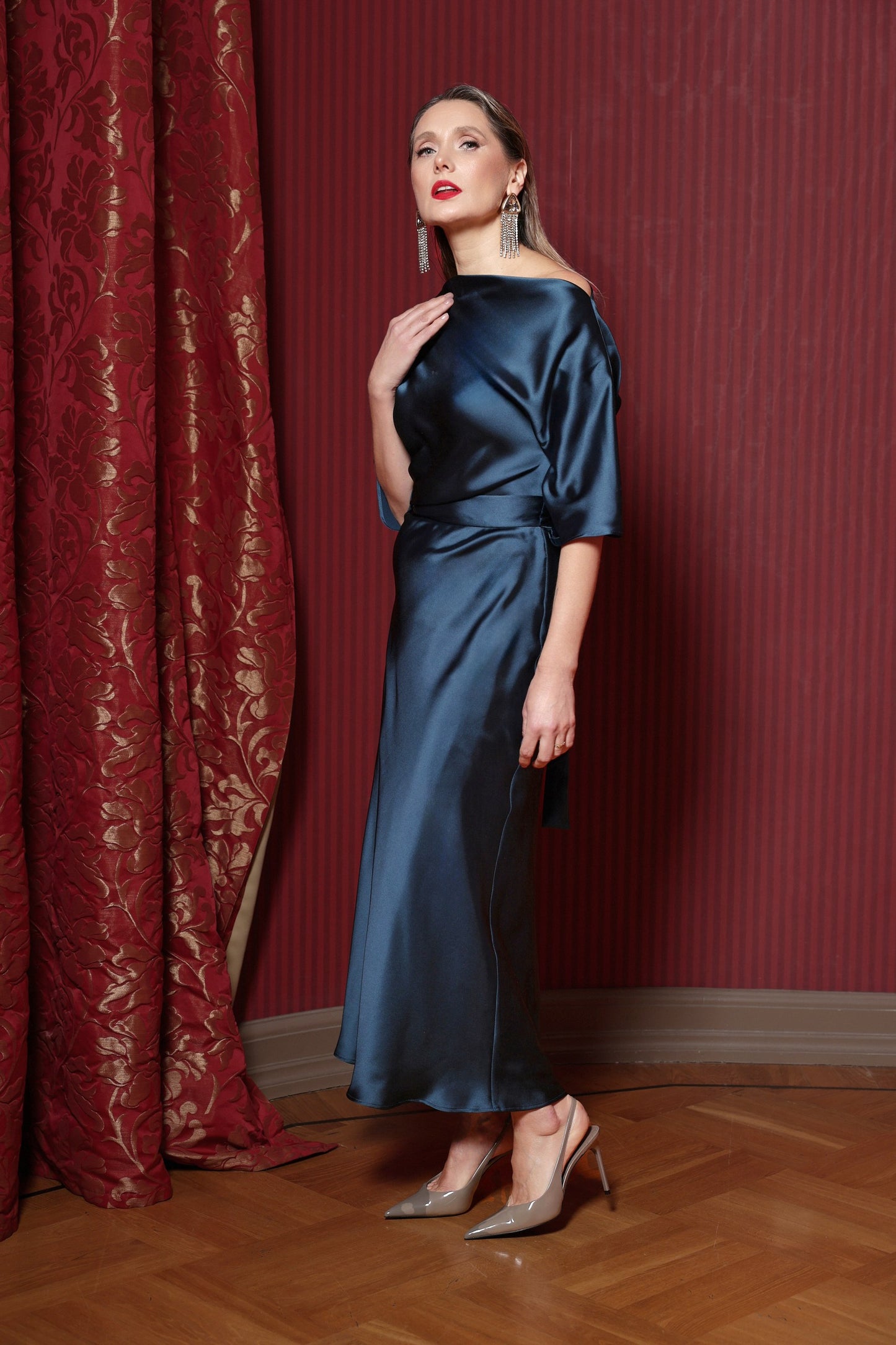 Atlasa vakarkleita zilzaļā tonī