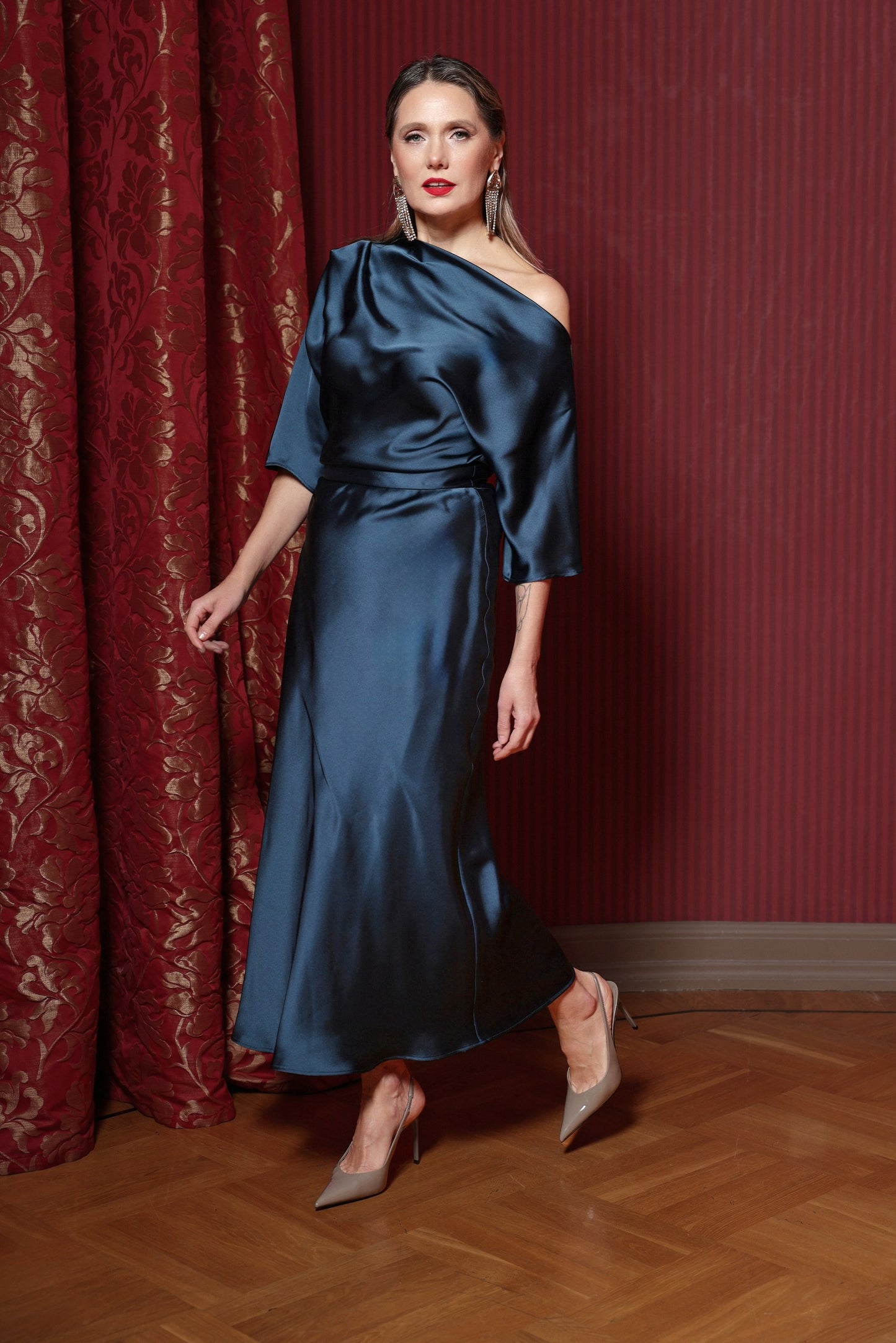 Atlasa vakarkleita zilzaļā tonī