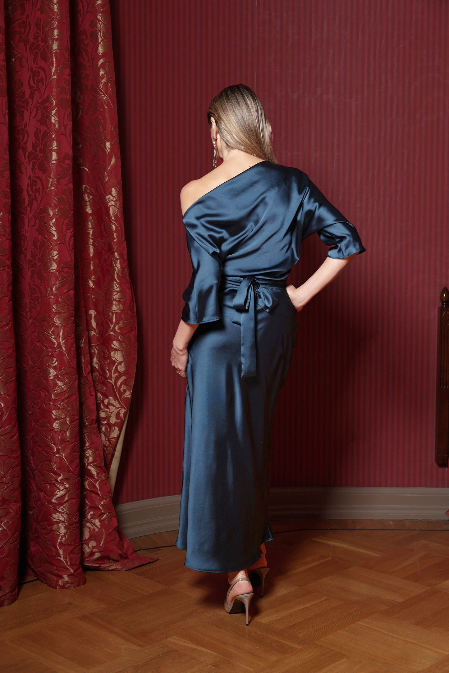 Atlasa vakarkleita zilzaļā tonī