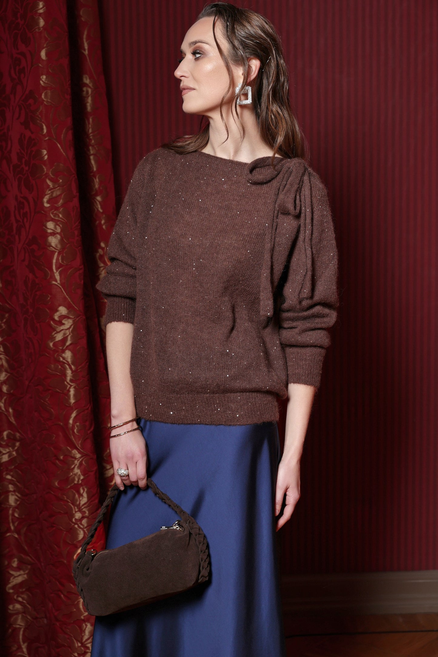 Brūna zamšādas somiņa ar pīni