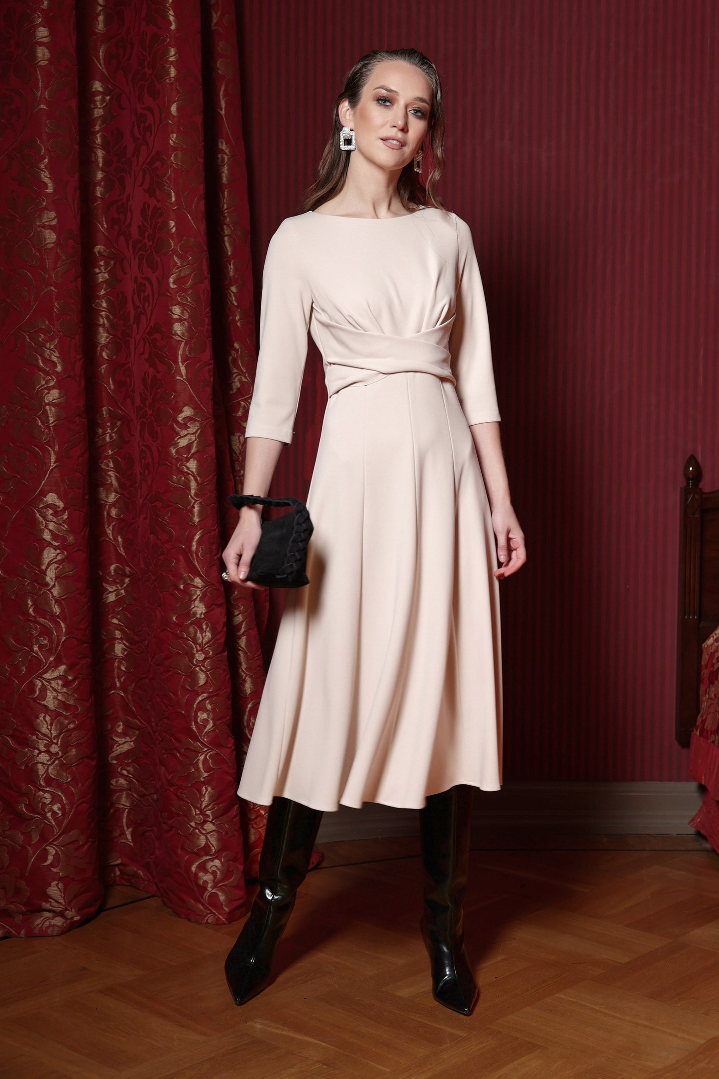 Krēmkrāsas kleita no krepa trikotāžas