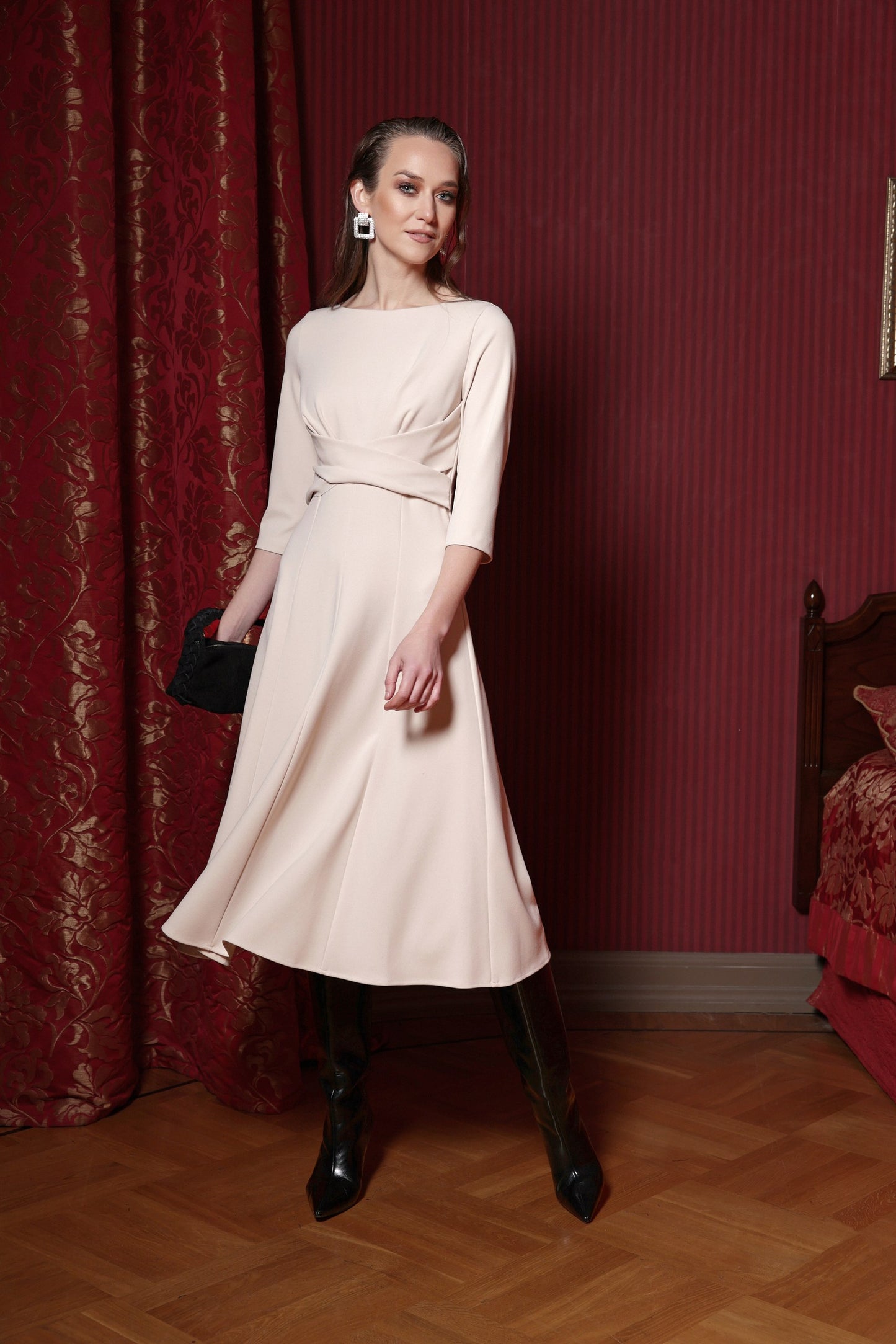 Krēmkrāsas kleita no krepa trikotāžas