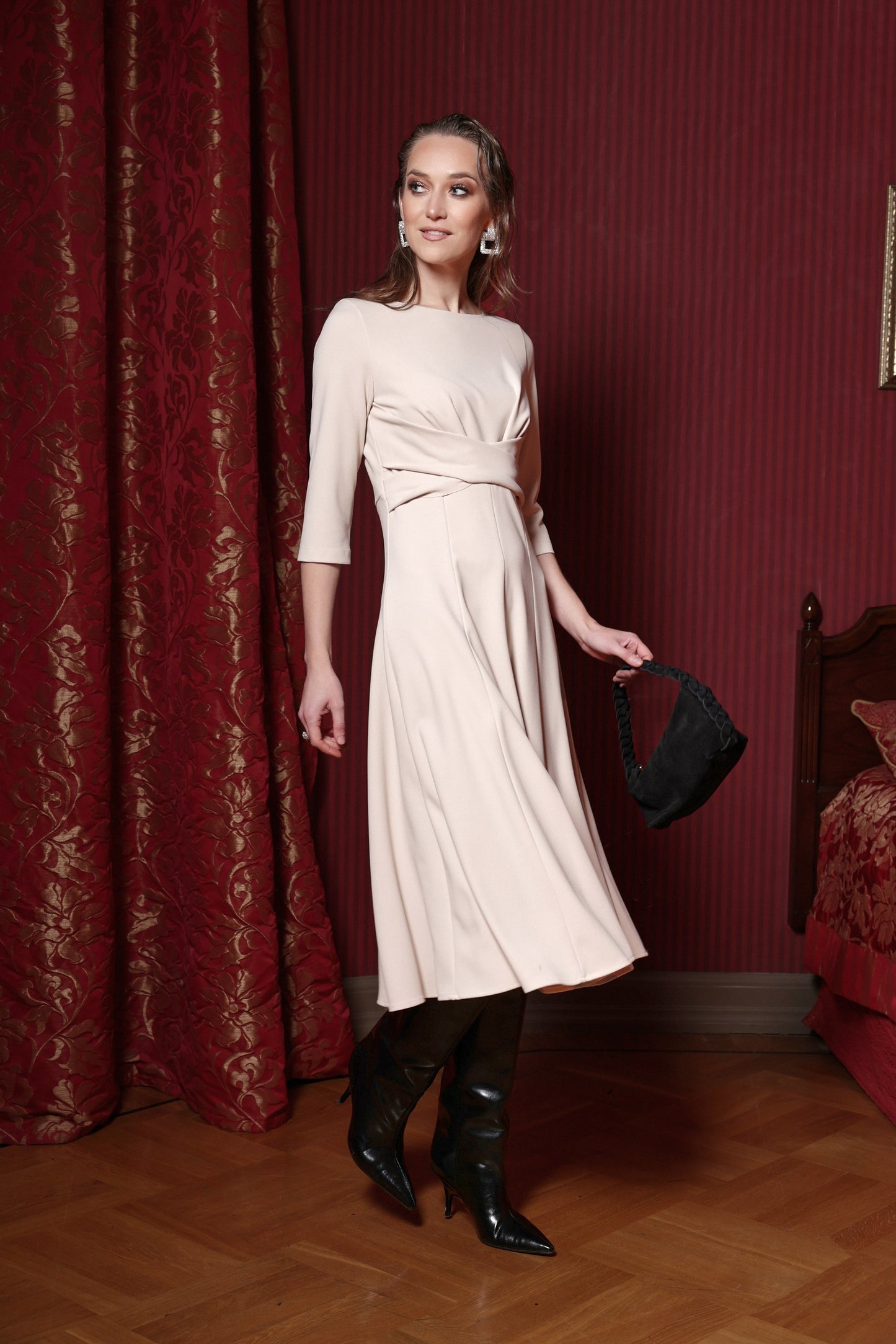 Krēmkrāsas kleita no krepa trikotāžas