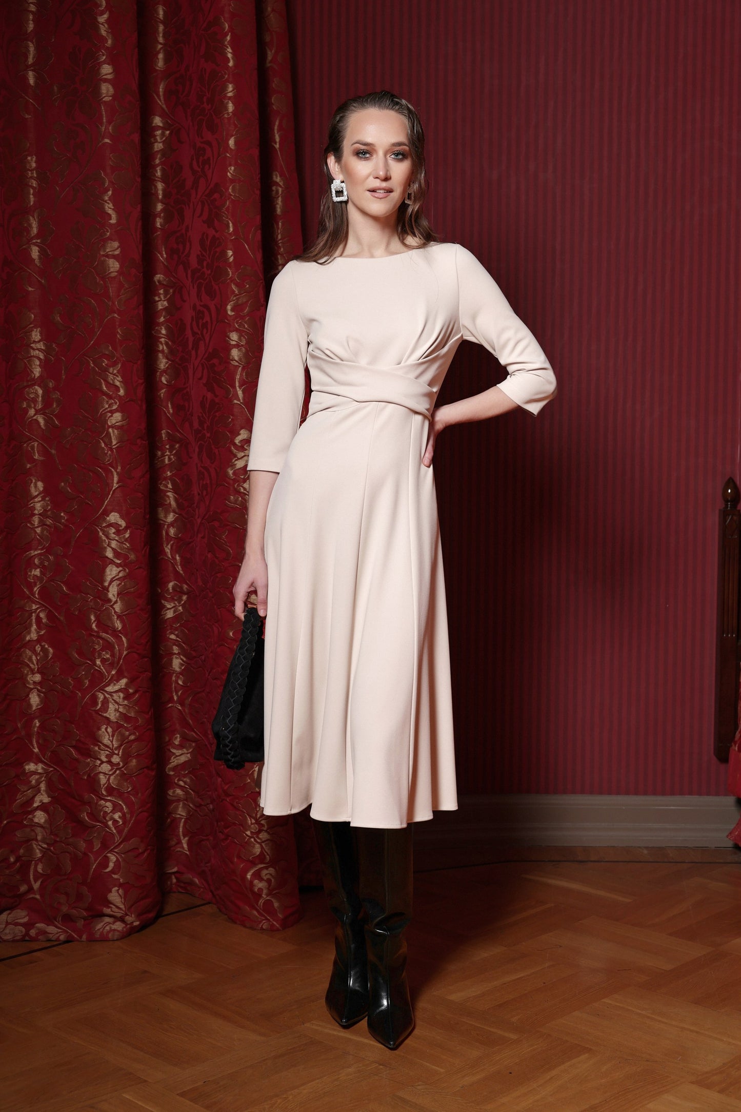 Krēmkrāsas kleita no krepa trikotāžas