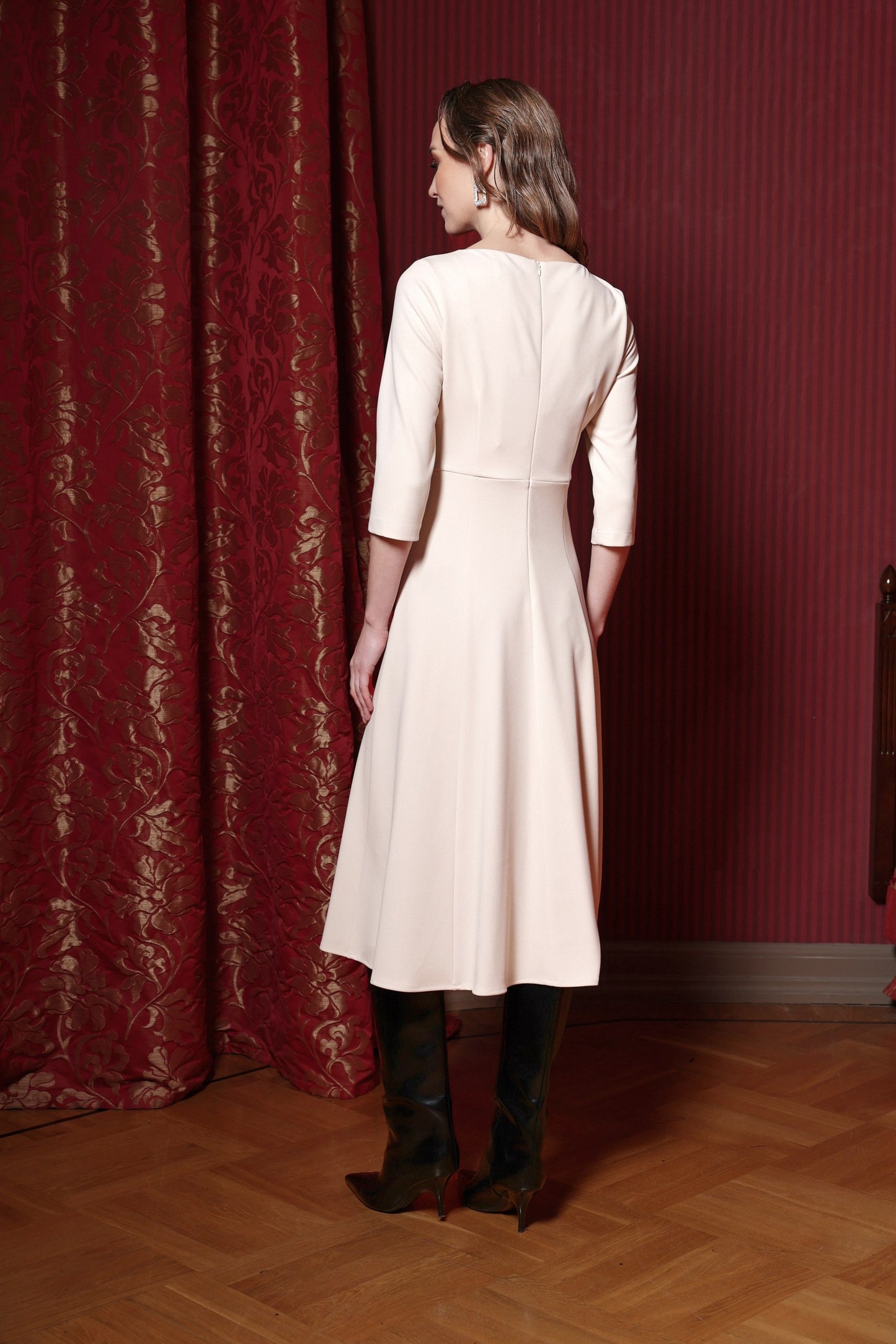 Krēmkrāsas kleita no krepa trikotāžas