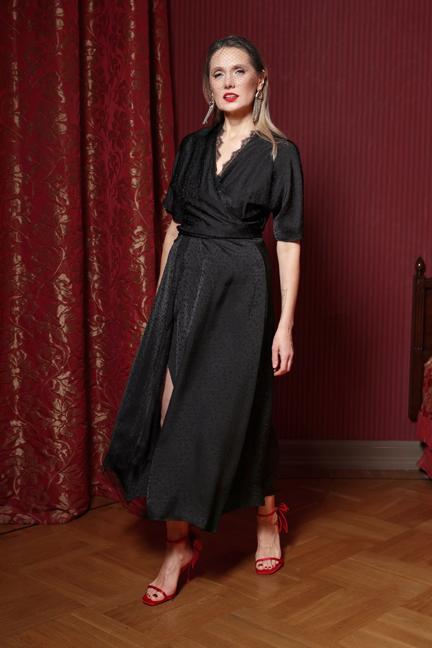 Melna vizskozes kleita ar mežģīni