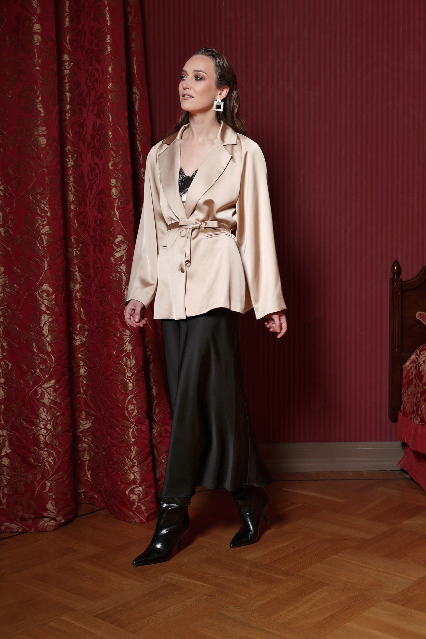 Melni slipa svārki slīpā diegā