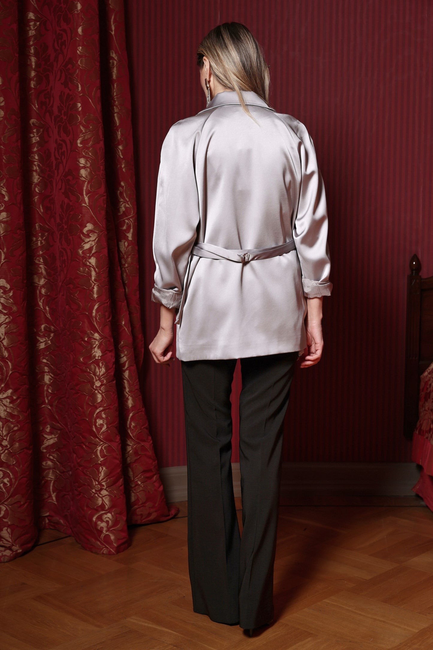 Atlasa žakete sudraba tonī