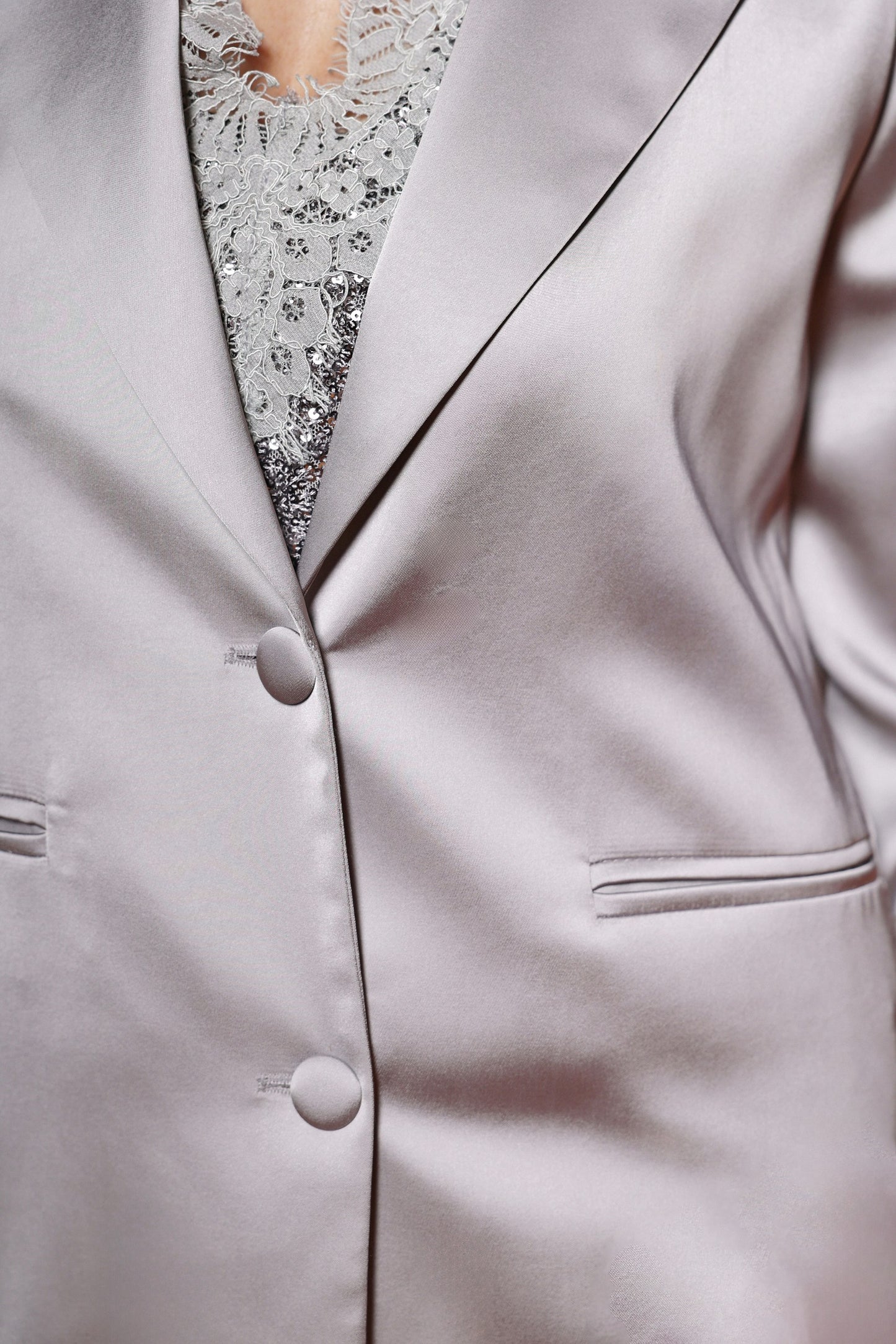 Atlasa žakete sudraba tonī