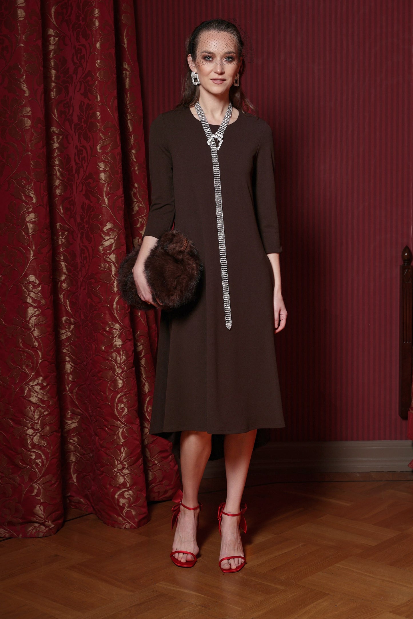 Brūna trikotāžas krepa kleita