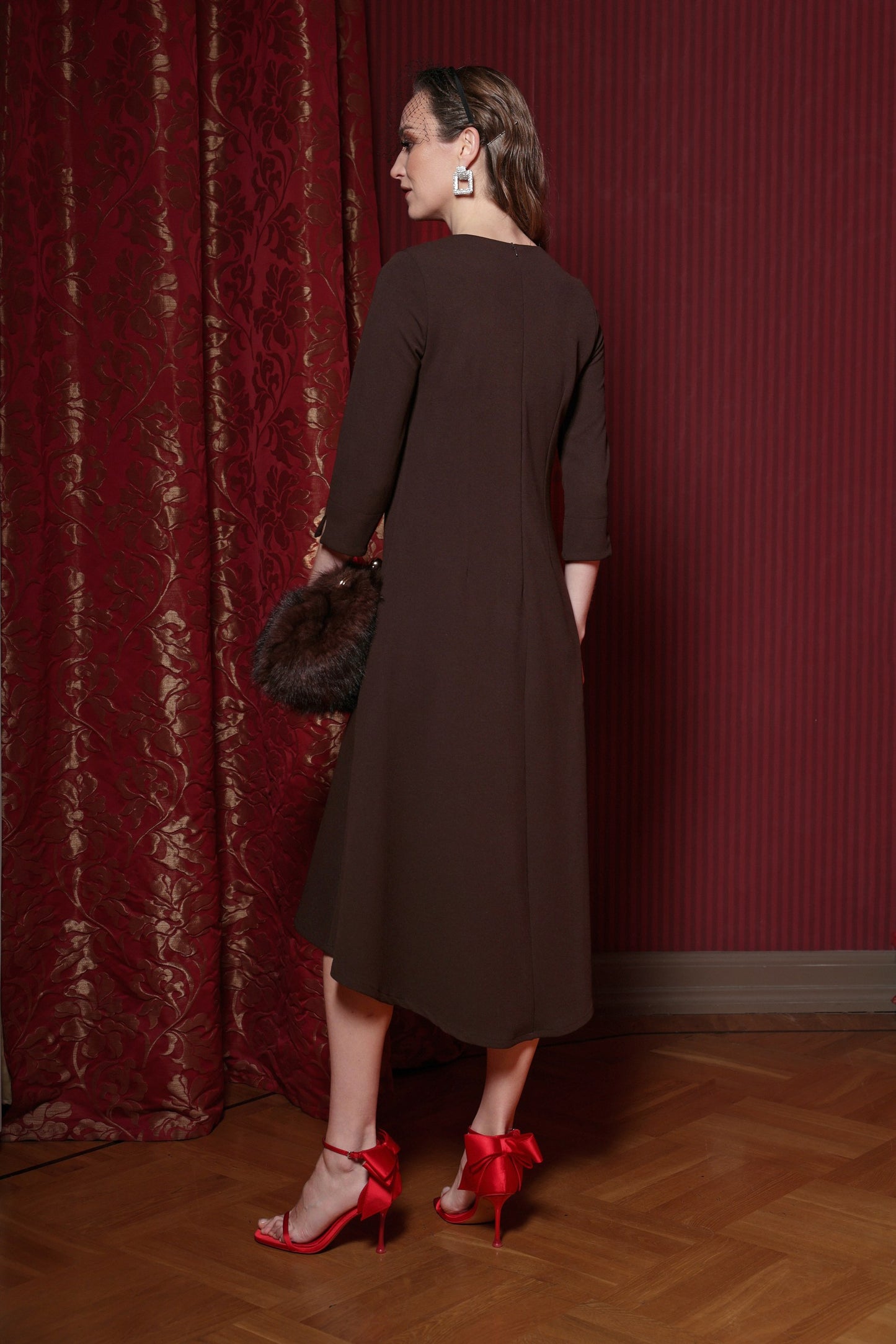 Brūna trikotāžas krepa kleita