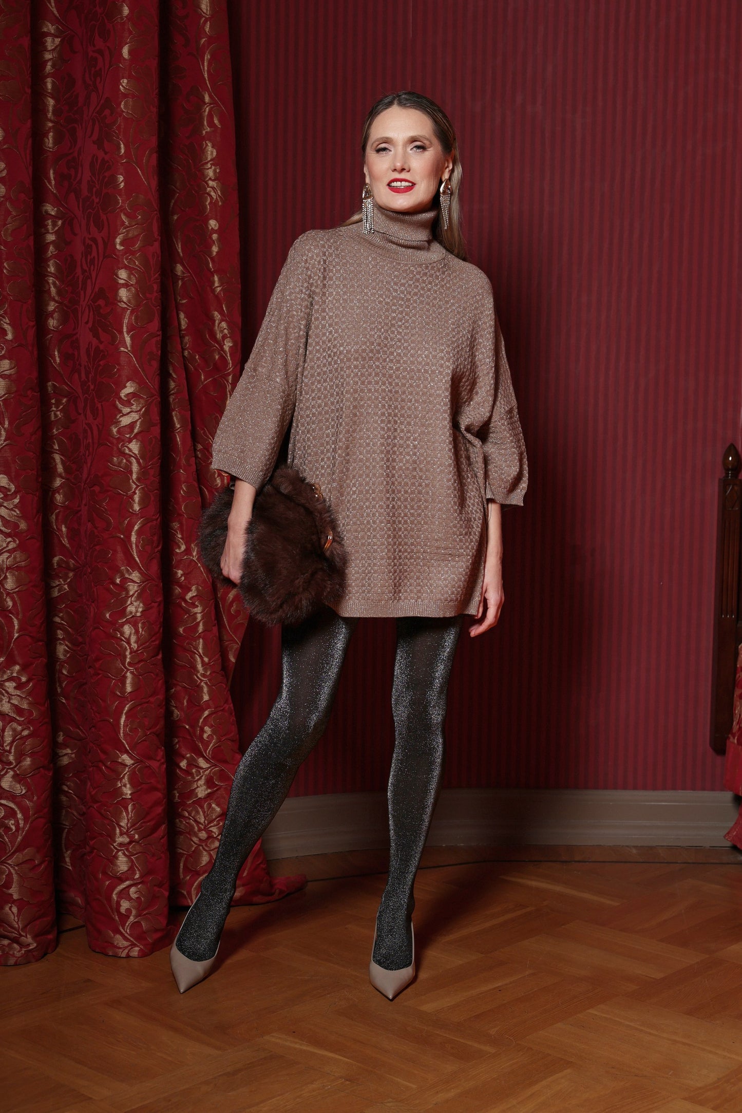 Adīta tunika ar brokāta diedziņu