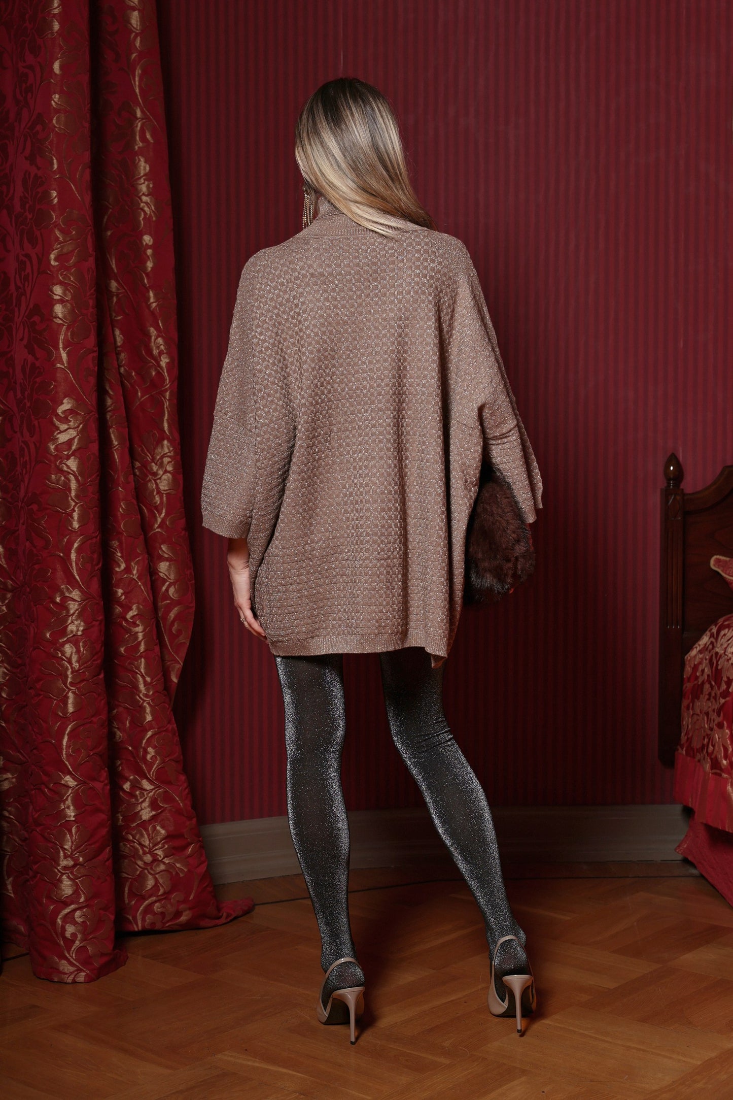 Adīta tunika ar brokāta diedziņu