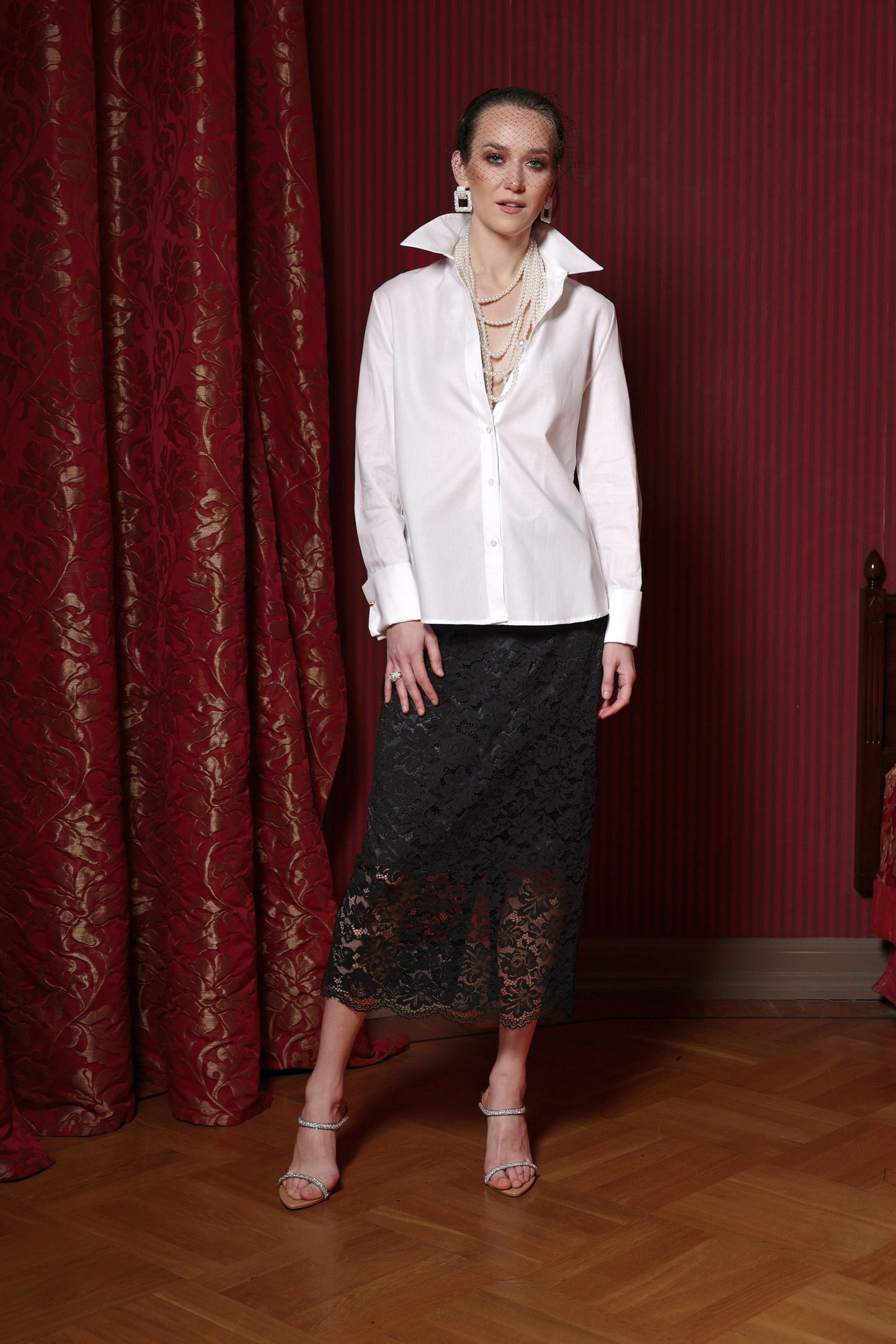 Balts krekls ar platām manšetēm