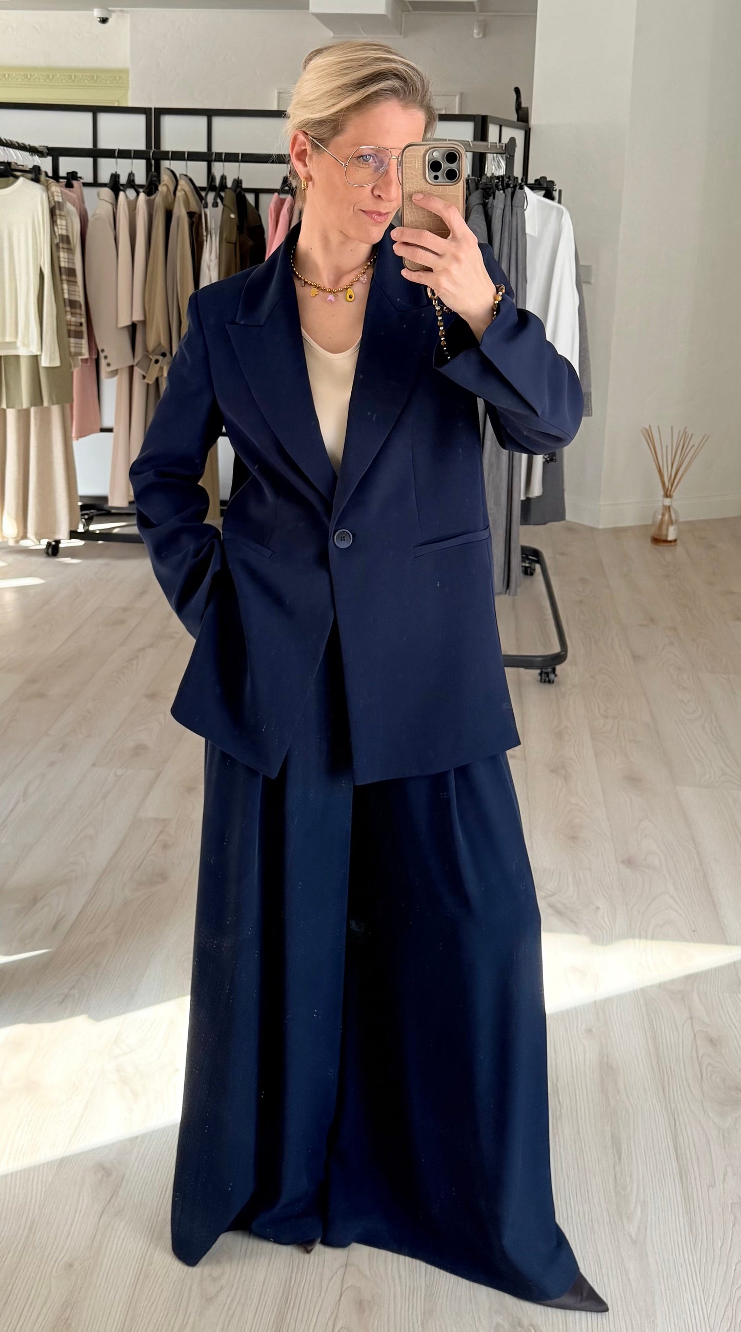 Tumši zilas krepa bikses ar ielocēm