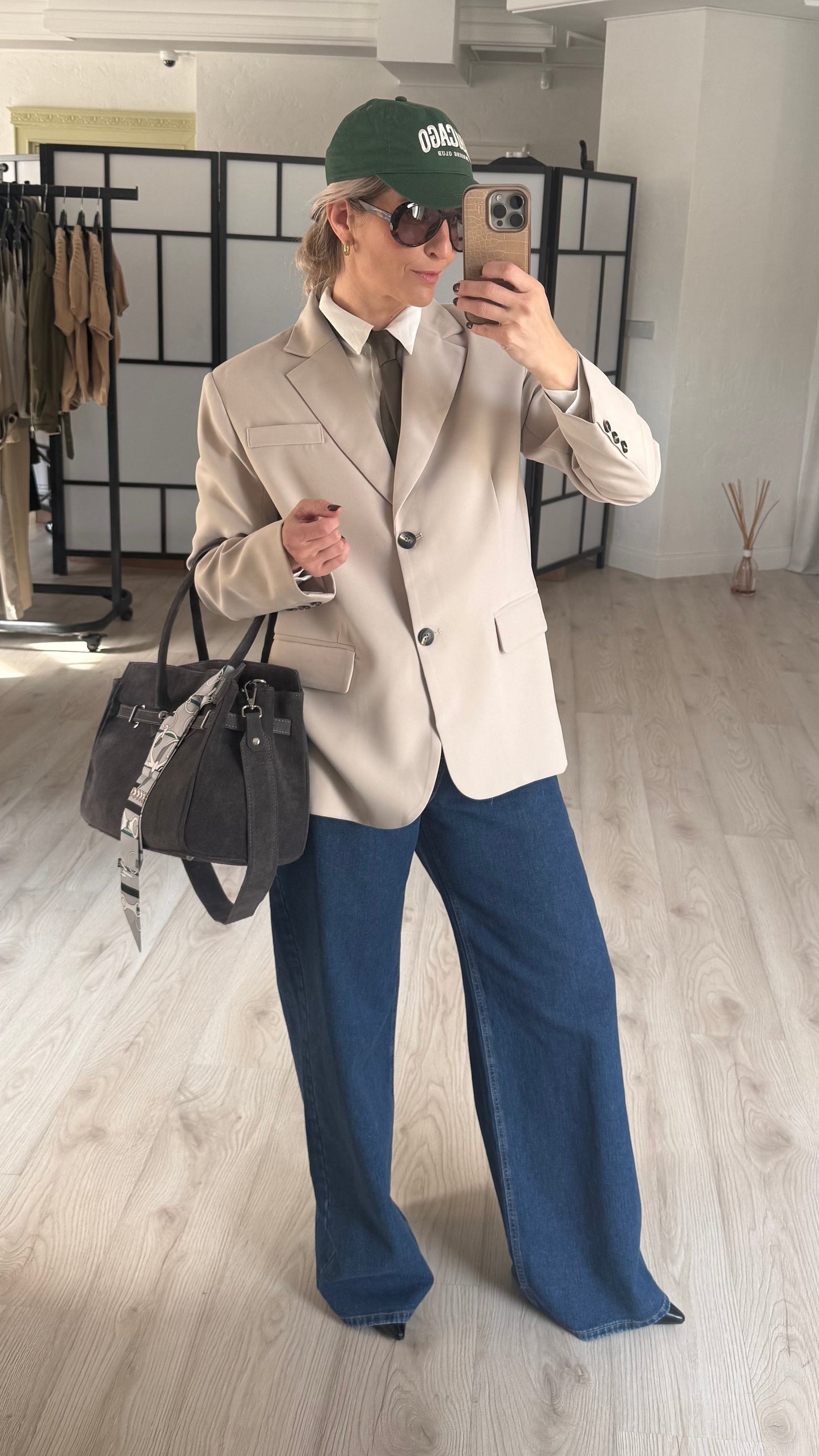 Zamšādas soma pelēkā tonī