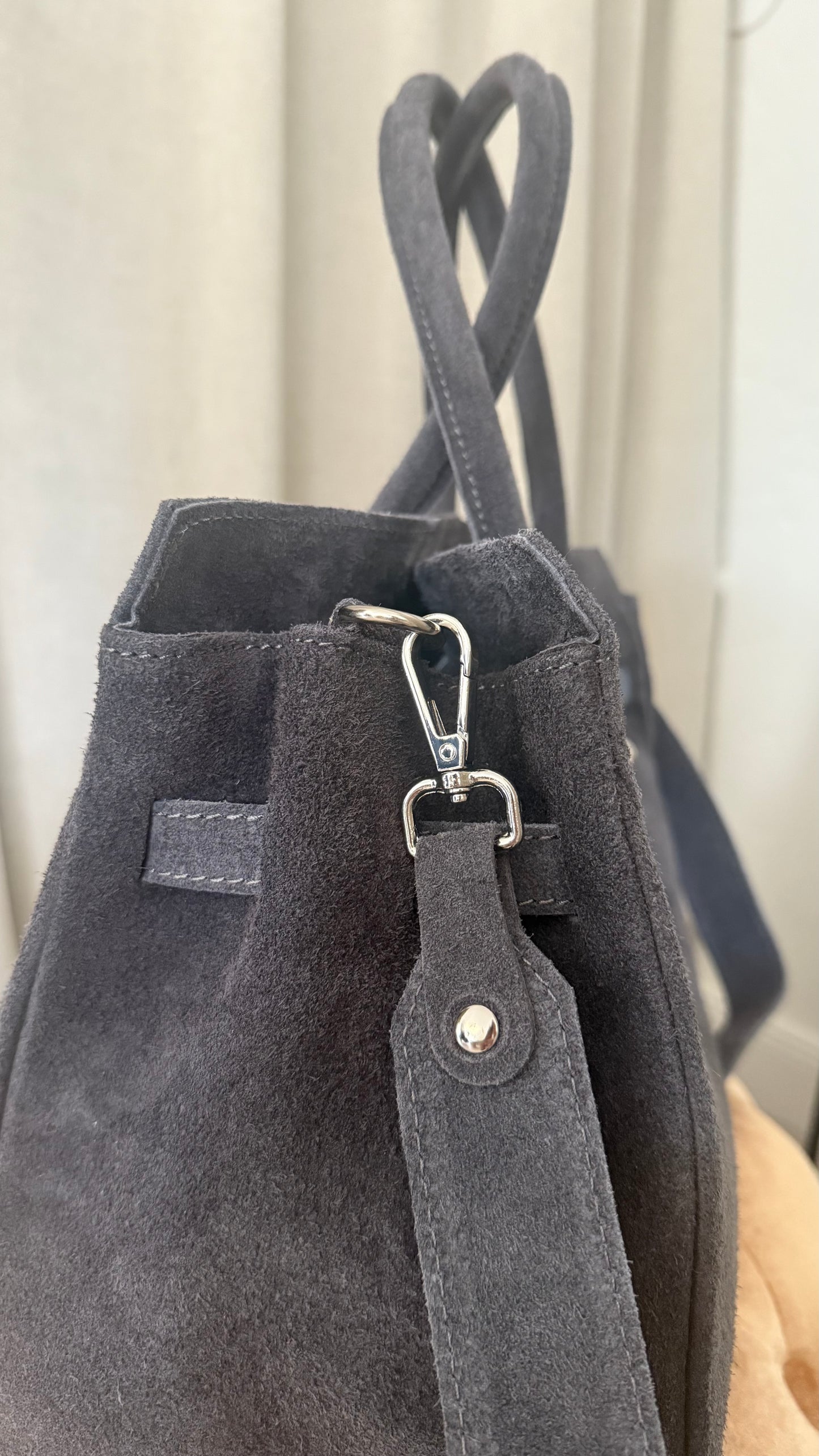 Zamšādas soma pelēkā tonī