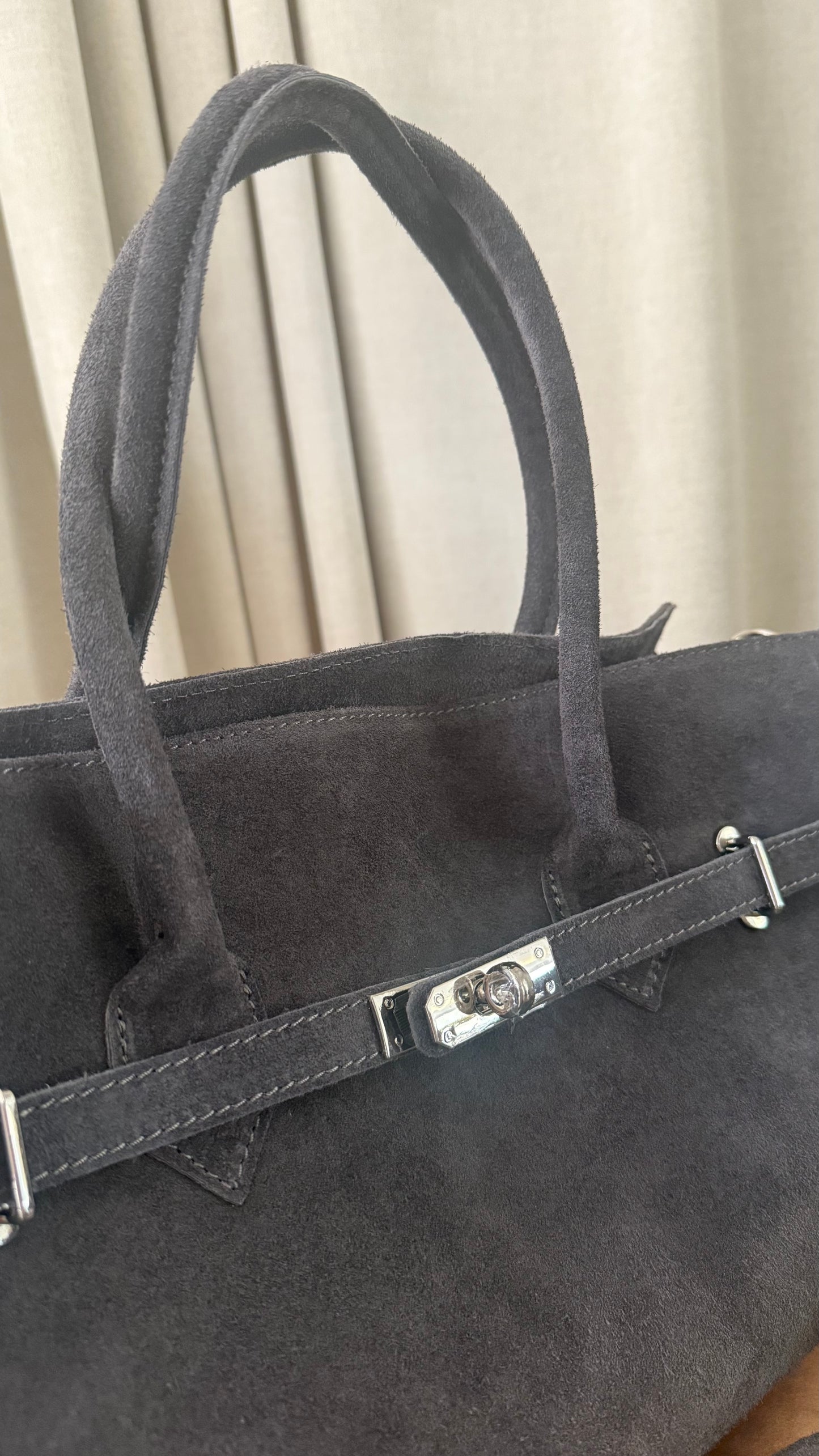 Zamšādas soma pelēkā tonī